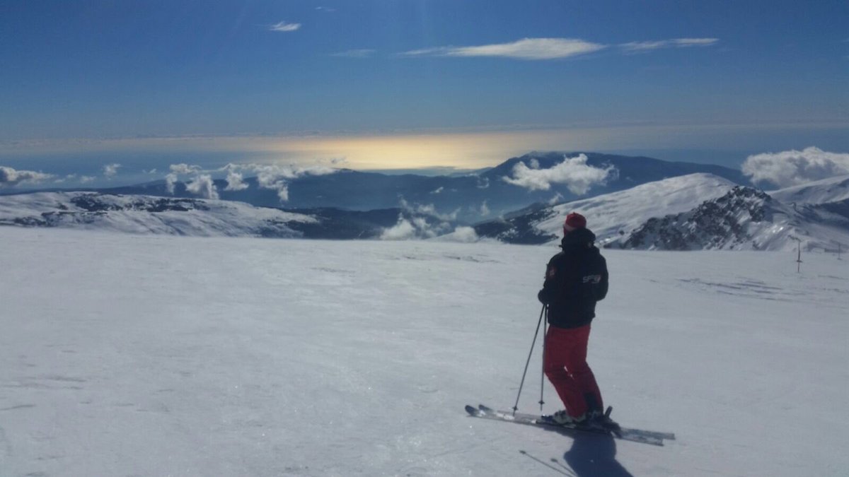 Nos paramos un ratillo para apreciar este magnífico paisaje #mar #montaña #SierraNevada #esquialpino #tecnicodeportivo