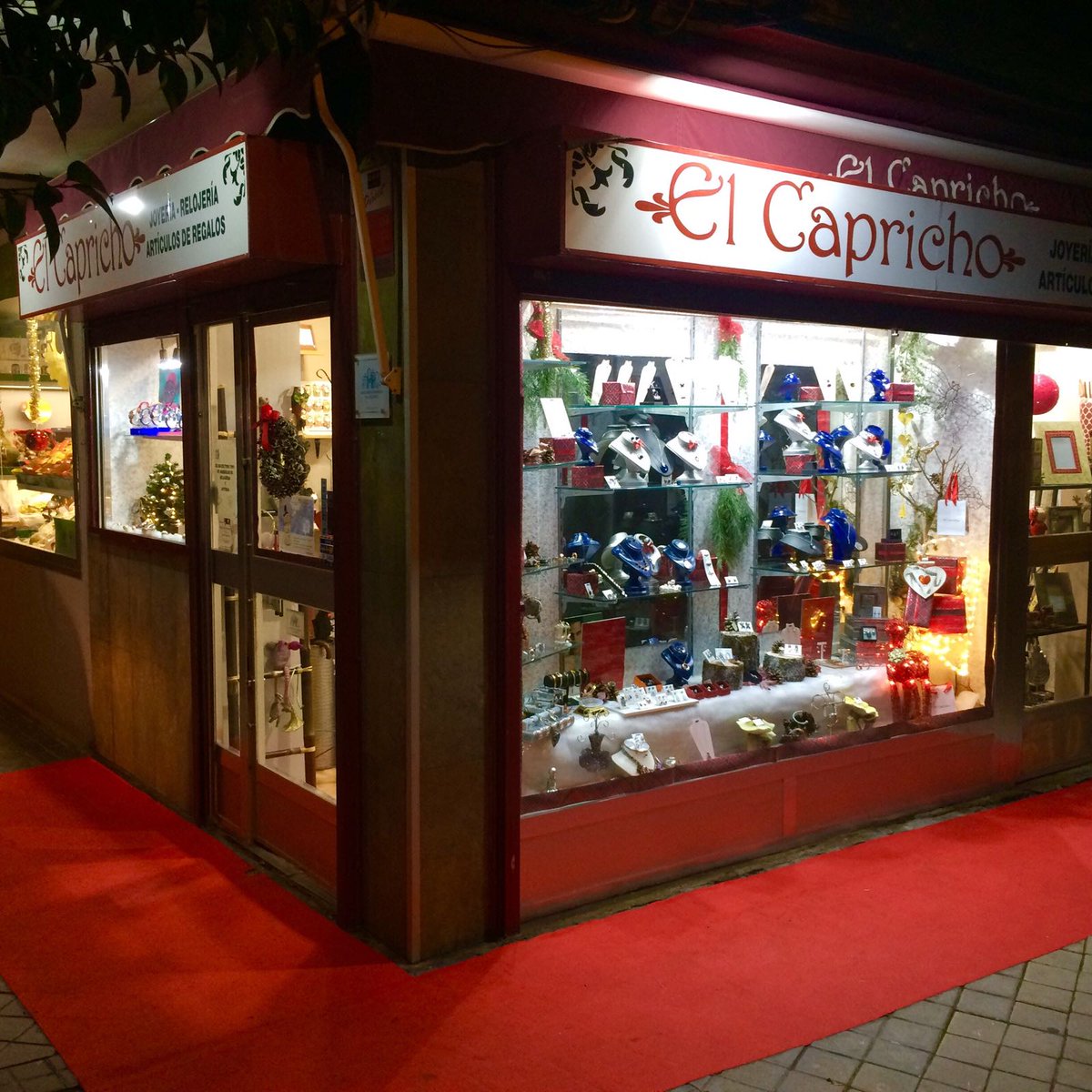 AsoCdLeganes's tweet photo. #concursoescaparates Joyería El Capricho https://t.co/Q8pnosZmub