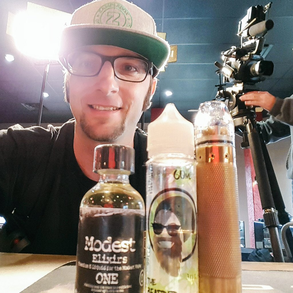 AngelicThanatos's tweet photo. Dont mind me im just helping film a #vape commercial for @norcalvape 🔥🔥 thanks for the opportunity to be a STAR!!! https://t.co/nLDt9w06rv