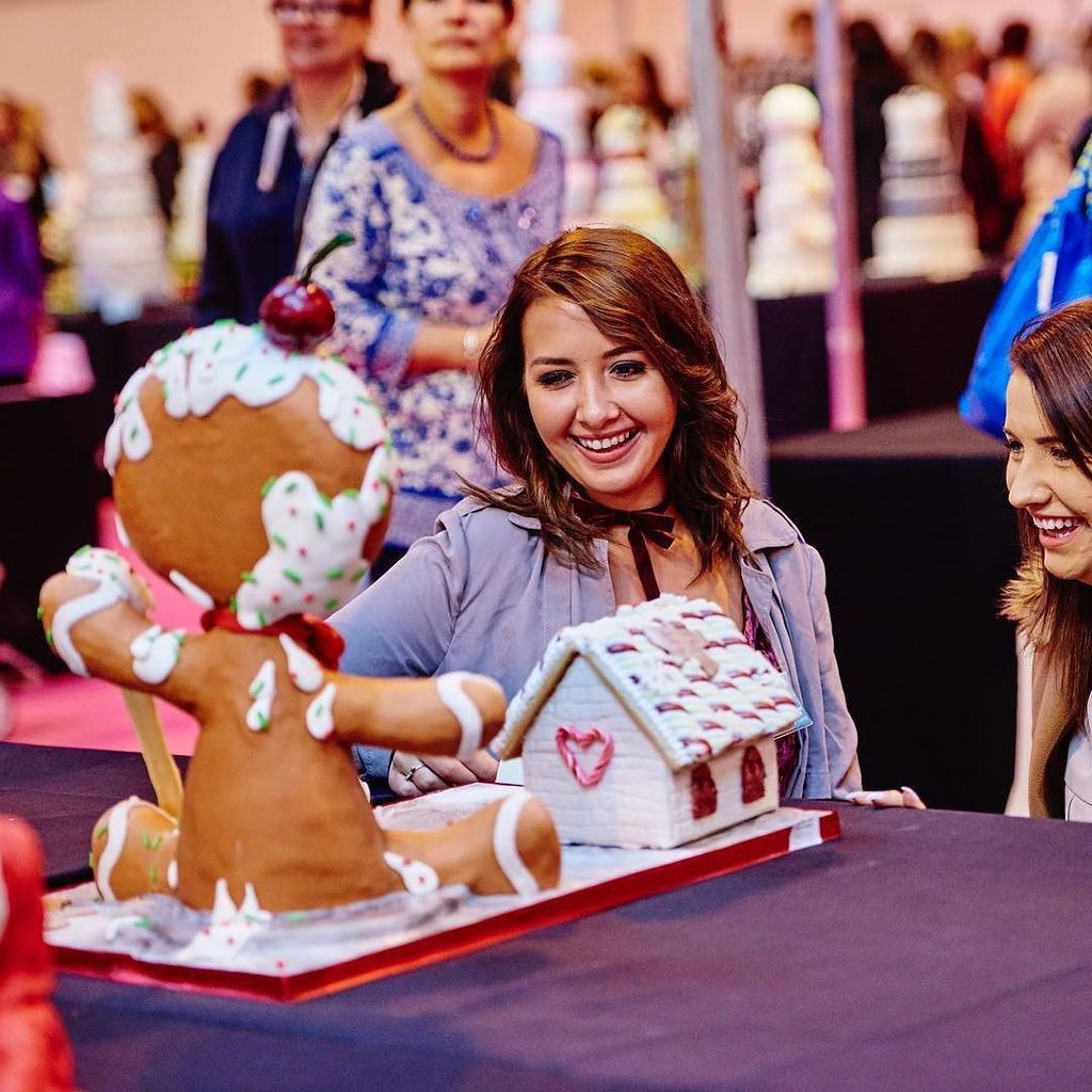 thecakeshows's tweet photo. Cakes bring smiles! #12daysofcakemas #cakeinternational #twitter #gingerbread #cakemodelli… https://t.co/a4Rr4ykDQ5 https://t.co/JSWI5FcqUu