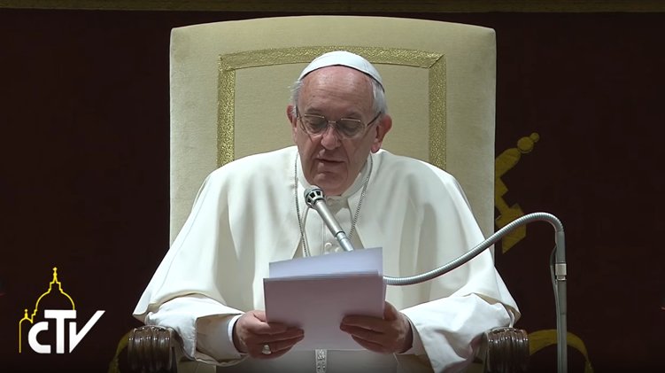 Gli auguri natalizi di #PapaFrancesco alla Curia Romana (10:30) e ai dipendenti SCV (12:00). SEGUI LE DIRETTE TV ➡ goo.gl/pjjgJz