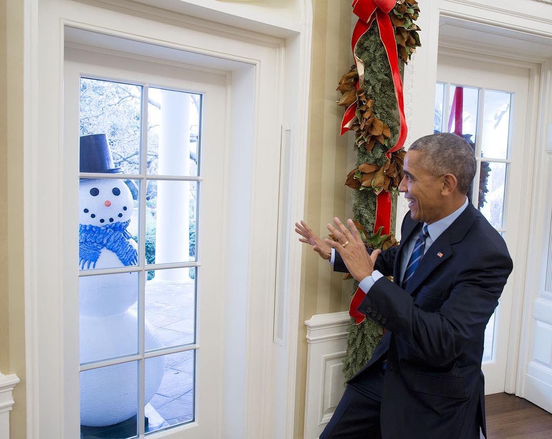 jimmyandnath's tweet image. President Barack Obama has snowmen outside his window. ⛄️ 

What’s outside our window right now? #WindowUpdate

#JimmyAndNath #Nova