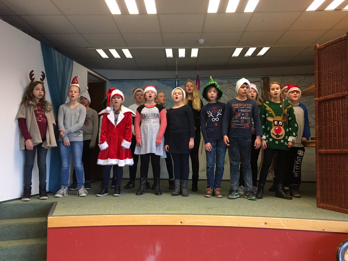 obsdevlinder's tweet photo. Leerlingen #obsdevlinder zingen kerstliedjes bij bewoners kloosterheerd #terapel #Ubuntu https://t.co/hQ2Fa4UoKr