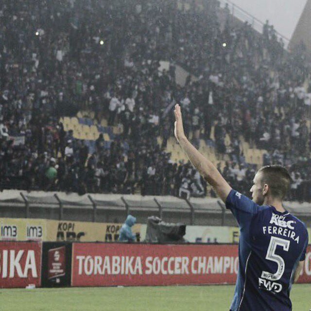 Segera sampai di rumah untuk Hari Natal. Terima kasih banyak untuk semua pemain, staff, dan fans PERSIB BANDUNG. Suatu kehormatan 🙌🏼