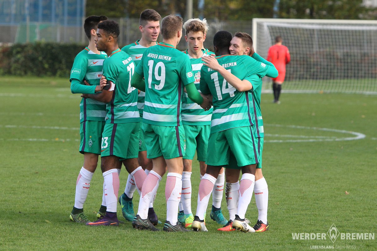 werderfrauen's tweet photo. Was für eine Hinrunde der #werderU17. Da kann Trainer Marco #Grote nur zufrieden sein, oder? 👉 https://t.co/kcx7KX5lxx https://t.co/INvO9LgUGX