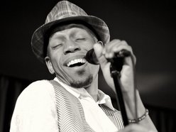 Smooth981FM's tweet photo. #MidMorningMayhem981 with @smoothgenie  #NP: Ain't Cha Something - #TyStephens #Smooth981FM #LoveMusicLoveLife! https://t.co/64s0Dp0Azk
