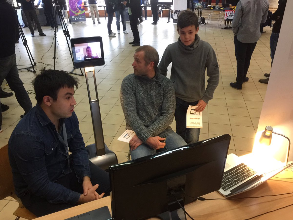 batier's tweet photo. Au #bacamp #entraineur #rugby Alexis peut suivre les ateliers en #robot #beam preté par la mairie de @VillardTourisme cc @awabot https://t.co/MAHqDlvVU4