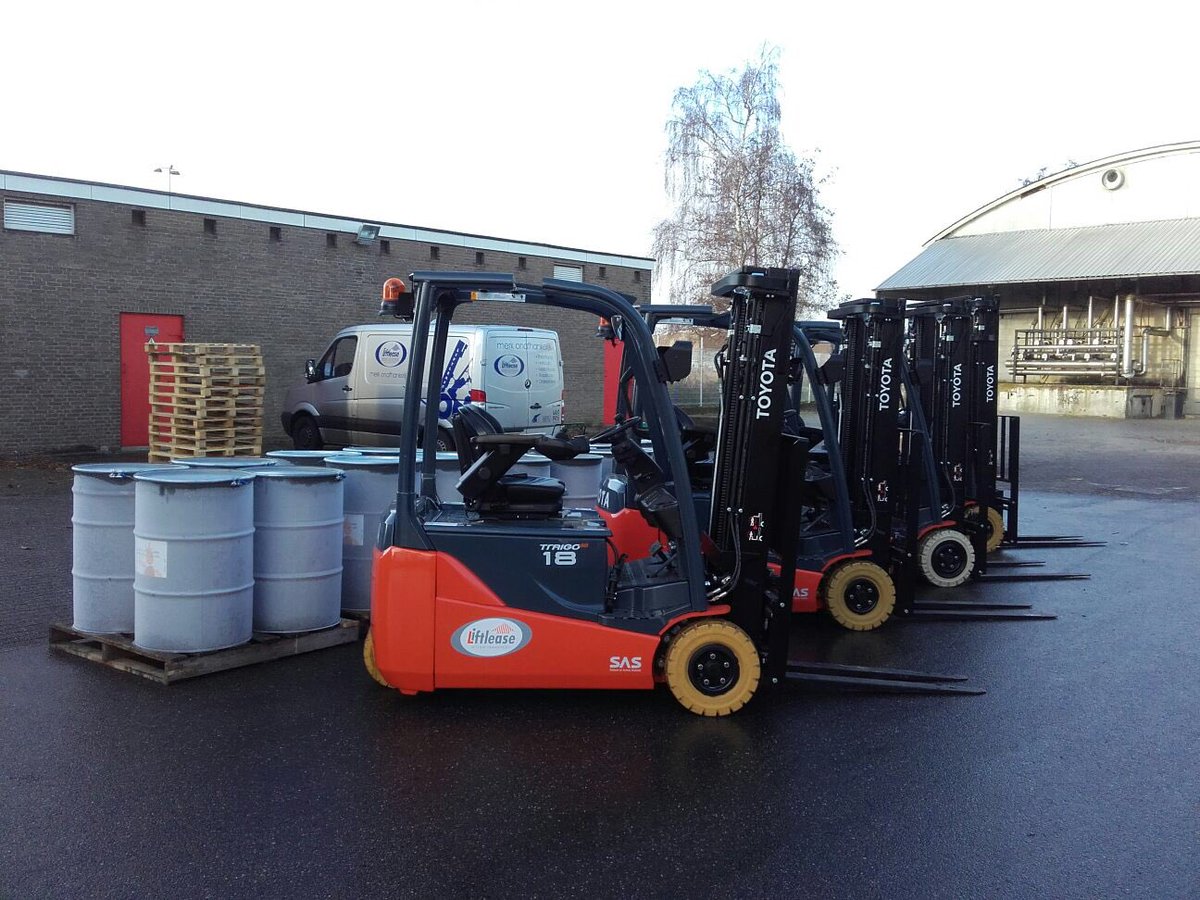 Liftlease's tweet photo. #Toyota #heftrucks afgeleverd @ huurklant #readyfor2017 https://t.co/8VYNcKkG9v