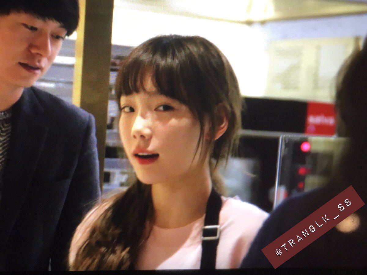 [PIC][20/21-12-2016]TaeYeon xuất hiện tại SUM CAFÉ để tham gia làm bánh Giáng Sinh vào chiều nay C0MULqRUcAANhiP