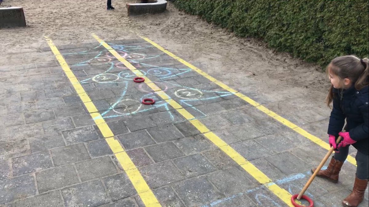 Michel_BW's tweet photo. Laatste week @BeweegWijs voor de vakantie! Leef je uit met het #kerst thema! #stjoris #borculo #kleurrijkbewegen #feestje #merrychristmas https://t.co/A54gcaM0Jy