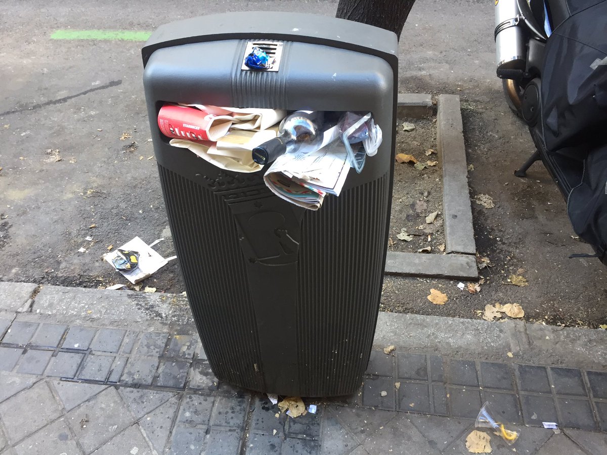 alorca61's tweet photo. @MADRID, esto es normal? Plena calle almirante 11:00h  y navidades. Este es el madrid d@ManuelaCarmena https://t.co/srPD3aEoAQ