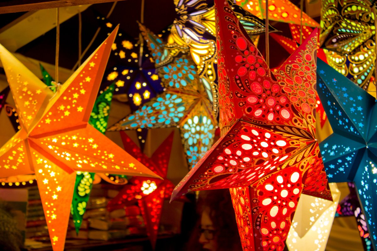 BramptonMarket's tweet photo. #Brampton Pop-Up opens Xmas Eve 10am-4pm at #BritanniaInn for @paperstarlights stars, mulled wine &amp; @liza_bakes mince pies @MonkeyParkCIC https://t.co/wyfSVgHPOq