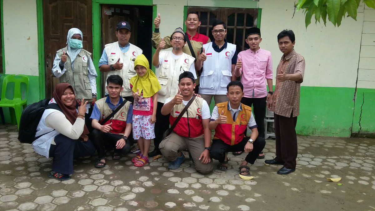 DPN_BSMI's tweet photo. Foto bersama keluarga tengku Walid (Imam rawatib Masjid Beuracan), Pidie Jaya, Aceh. #BSMIPeduliAceh https://t.co/eNQvgYmOYv