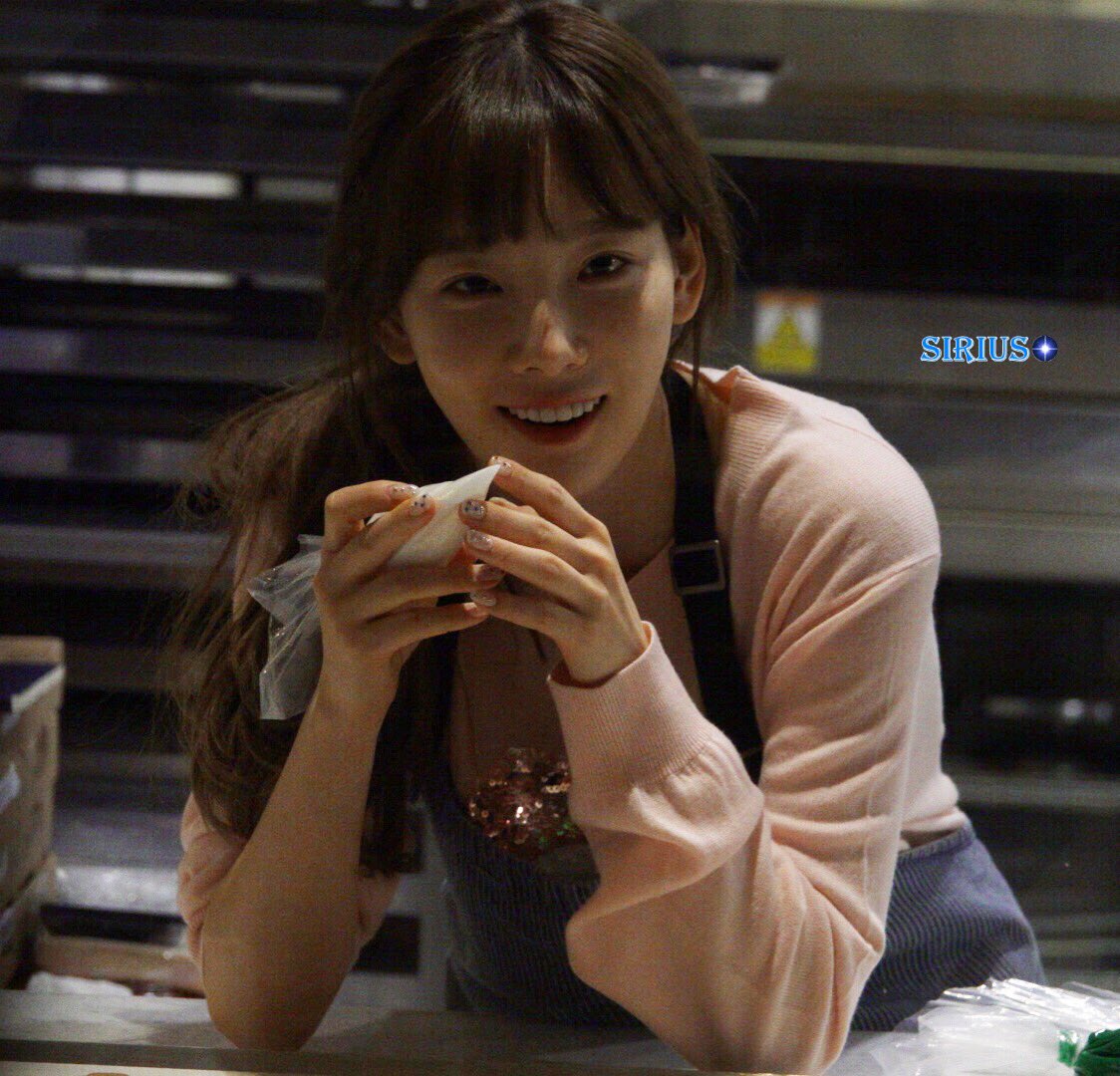 [PIC][20/21-12-2016]TaeYeon xuất hiện tại SUM CAFÉ để tham gia làm bánh Giáng Sinh vào chiều nay C0Mbgx4UAAAk2Q1