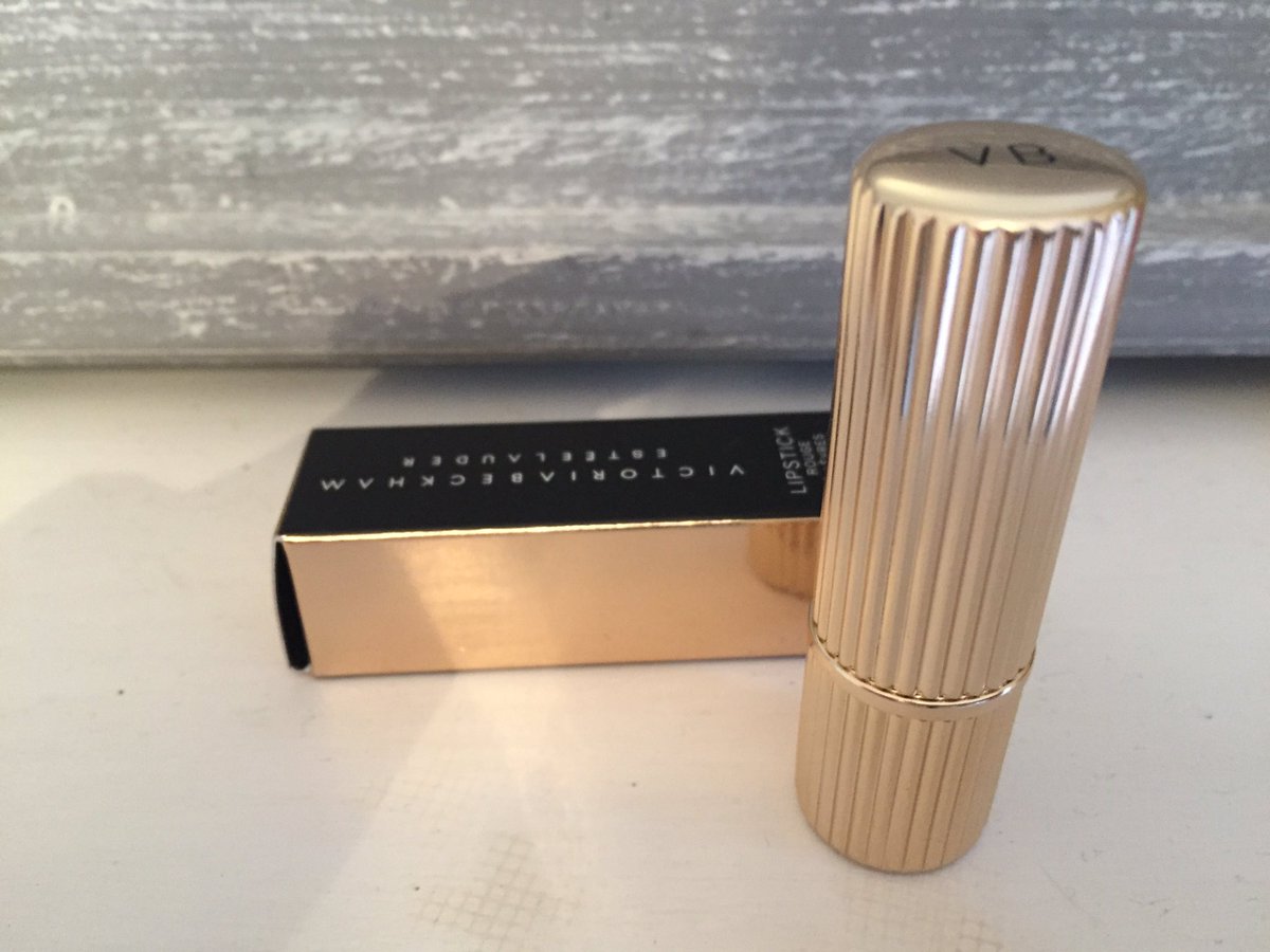 i_am_lisa_evans's tweet photo. Absolutely 💛 my new @victoriabeckham @EsteeLauder lipstick from my mother-in-law for my birthday 💄 #ChileanSunset #ChristmasBirthday https://t.co/UJRqfwiGJu