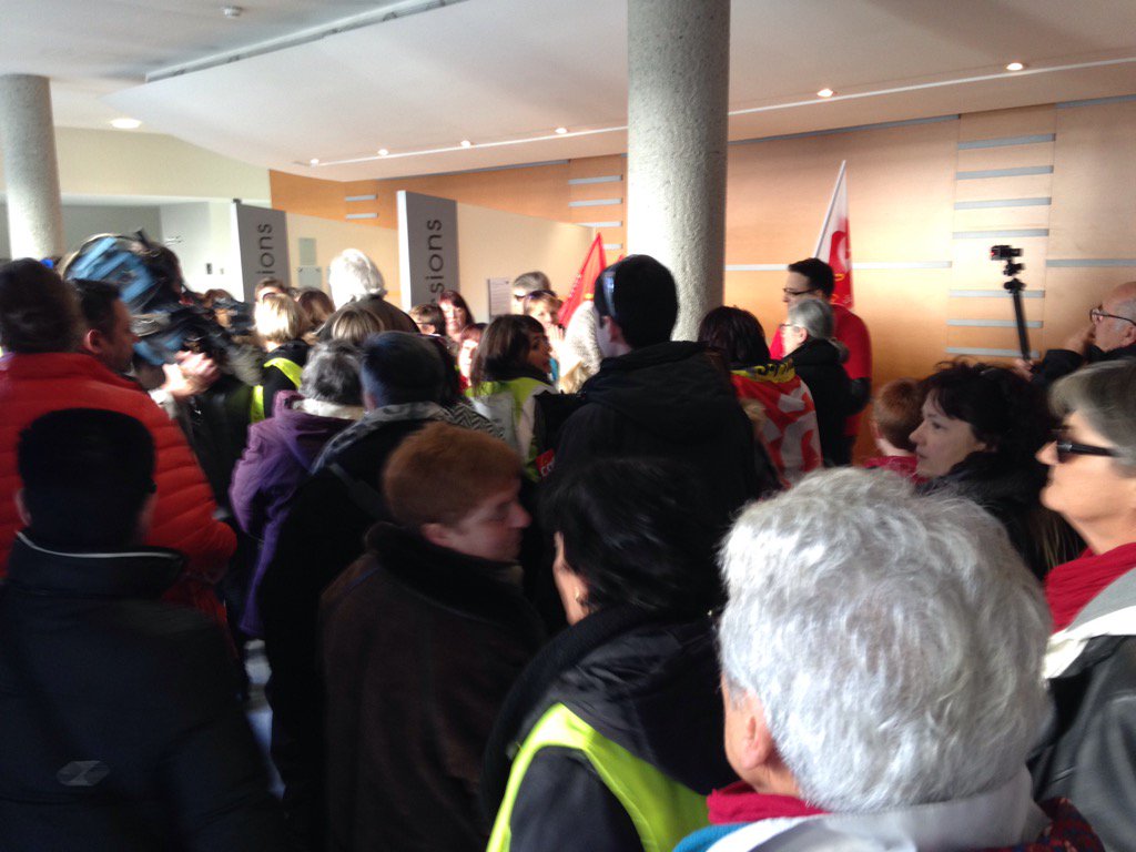 Regis_Bachelu's tweet photo. Invasion de la clinique de l ormeau centre par une centaine de grévistes https://t.co/ADvwiaII3P