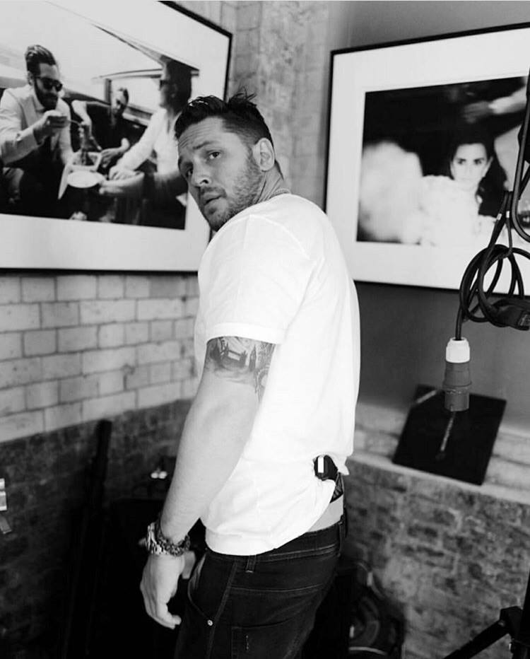 #TomHardy's beauty and look are characterised by his short hair and chic hairstyle.(📷: TomsoHardy / Instagram)