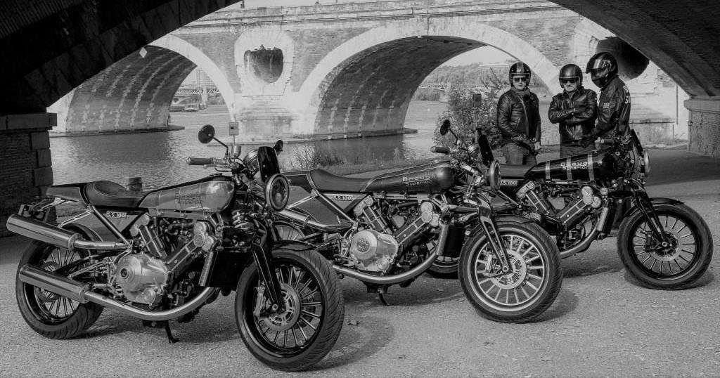 BSMotorcycles's tweet photo. New Brough Superior SS100s near the Pont-Neuf at Toulouse #BroughSuperior; #SS100; #motorcycles https://t.co/kUQtyVzYjI