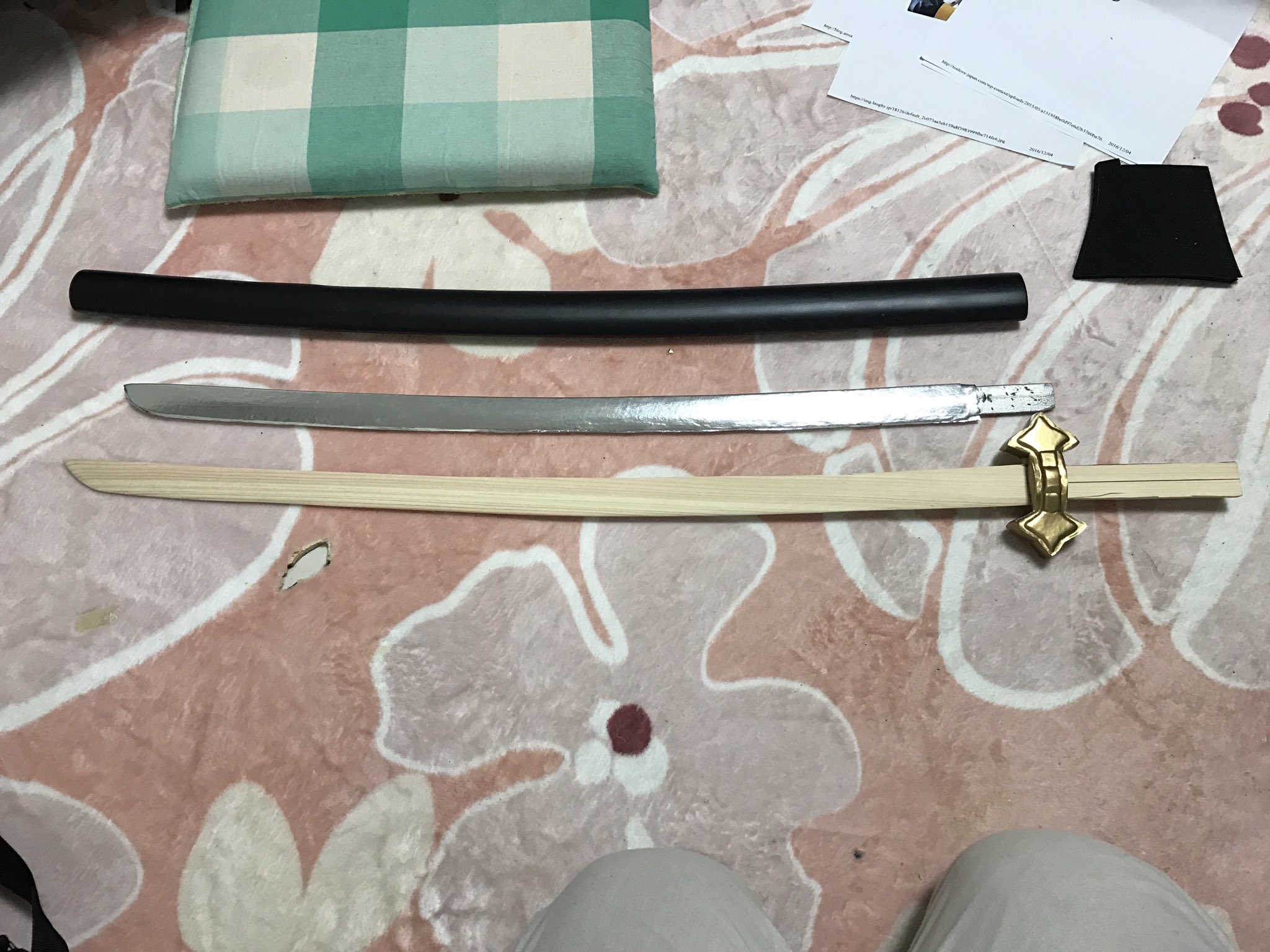 エイジ 子狐丸の作り方 ベースに木製の模造刀を購入 パーツ別に分解します 壊さないよう注意 木材を切り出し刀身を作り直し 全体のバランスを見て鍔や握り手をph9で組み上げます エイジ 子狐丸の作り方 ベースに木製の模造刀を購入 パーツ別に分解します 壊さないよう注意 木材を切り出し刀身を作り直し 全体のバランスを見て鍔や握り手をph9で組み上げます