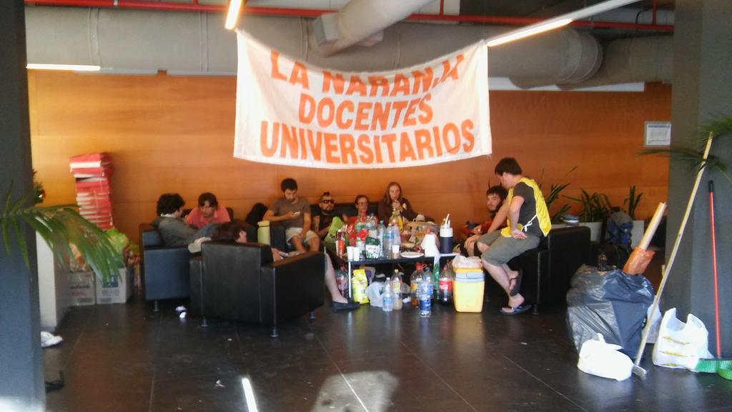 CardosoClaudio9's tweet photo. Continúa la toma del Ministerio de Ciencia y Tecnología x el recorte del 60% del presupuesto del Conicet dejando afuera a 500 investigadores https://t.co/HTiqELwhNL