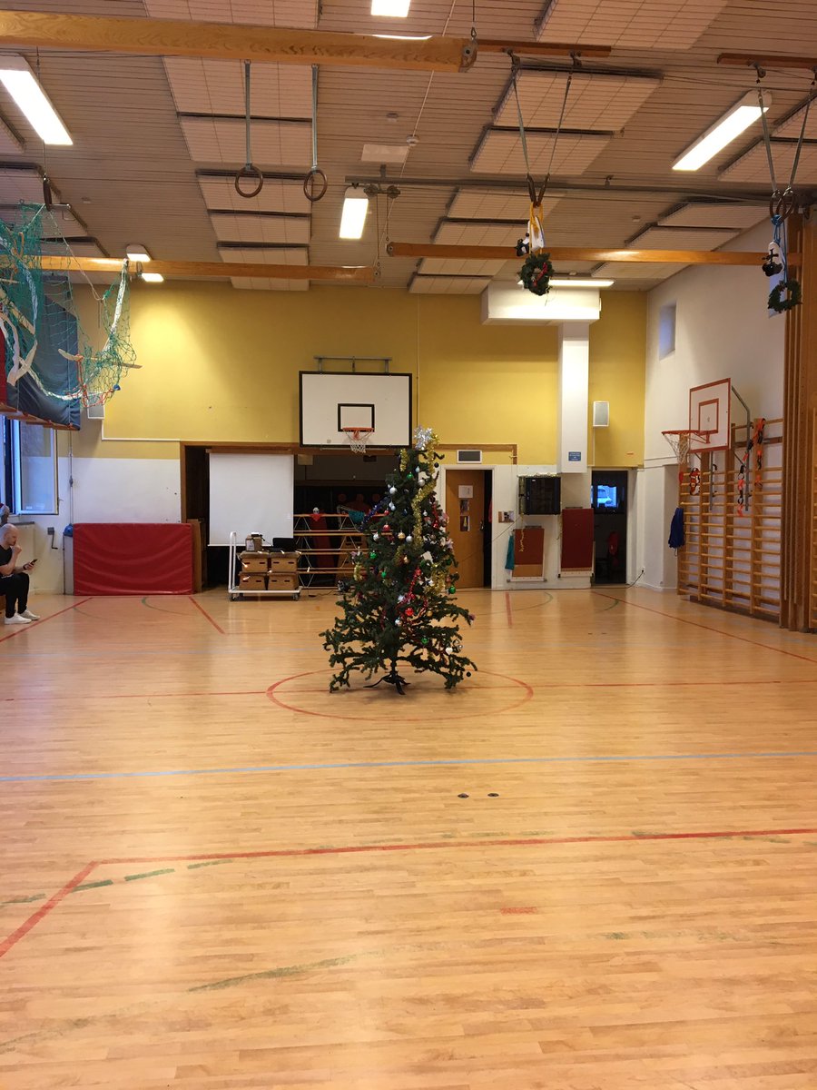 strom_sofia's tweet photo. Gympasalen pimpad för juldanser #kevingeskolan #avslutning #justdancecrazysanta https://t.co/ABJUTV1a56