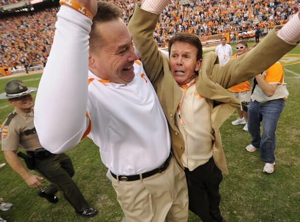 UTKnocksville's tweet photo. As we go into bowl season, remember when THIS ridiculous thing happened?
Class:
You either have it, or you are #DaveHart #FireDaveHart https://t.co/VJFlY3zzNA