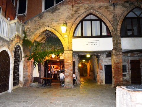 When the wind blows sometimes his body re-emerges: is the ghost of the Remer Square, character of a sad love story ow.ly/jd59307emBJ