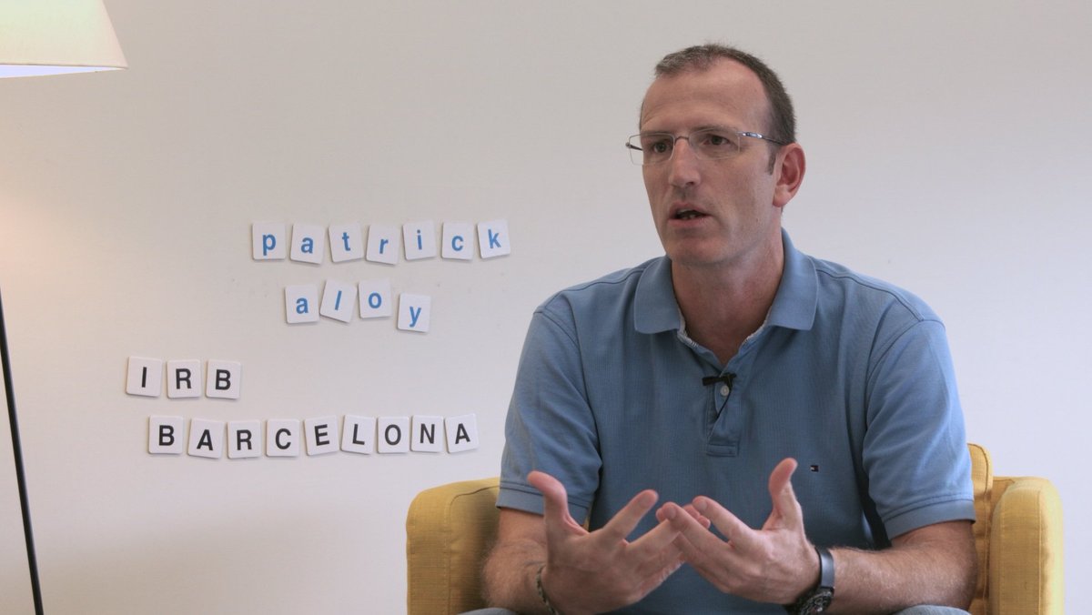 IRBBarcelona's tweet photo. "El meu somni personal és trobar una cura per a la malaltia d'#Alzheimer", Patrick Aloy #MeetOurScientists https://t.co/gEmxlVntmU https://t.co/oJqa0J2Fd6