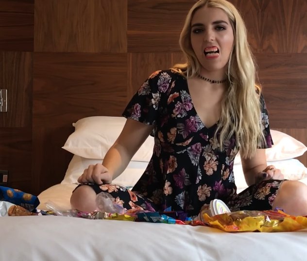 AwwsR5's tweet photo. Rydel jugando con las gomitas de dientes https://t.co/rIZa6jnaFz