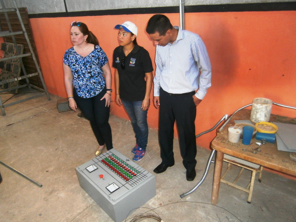 FondesezGBZ's tweet photo. Dan últimos toques para el arranque de la Planta de Alimentos Balanceados Alipronc #MiEsfuerzo mcpio San Fco #ZuliaPotencia @TECNOPROZULIA https://t.co/5Cgjyd43Z2