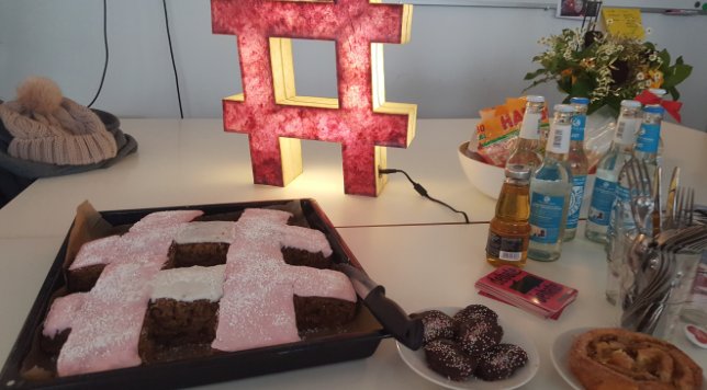 debatedehate's tweet photo. Unsere Praktikantin hat heute ihren letzten Tag und hat Hashtag Lebkuchen für das #Debate #Dehate Team! <3 https://t.co/UC0RTrq7hI