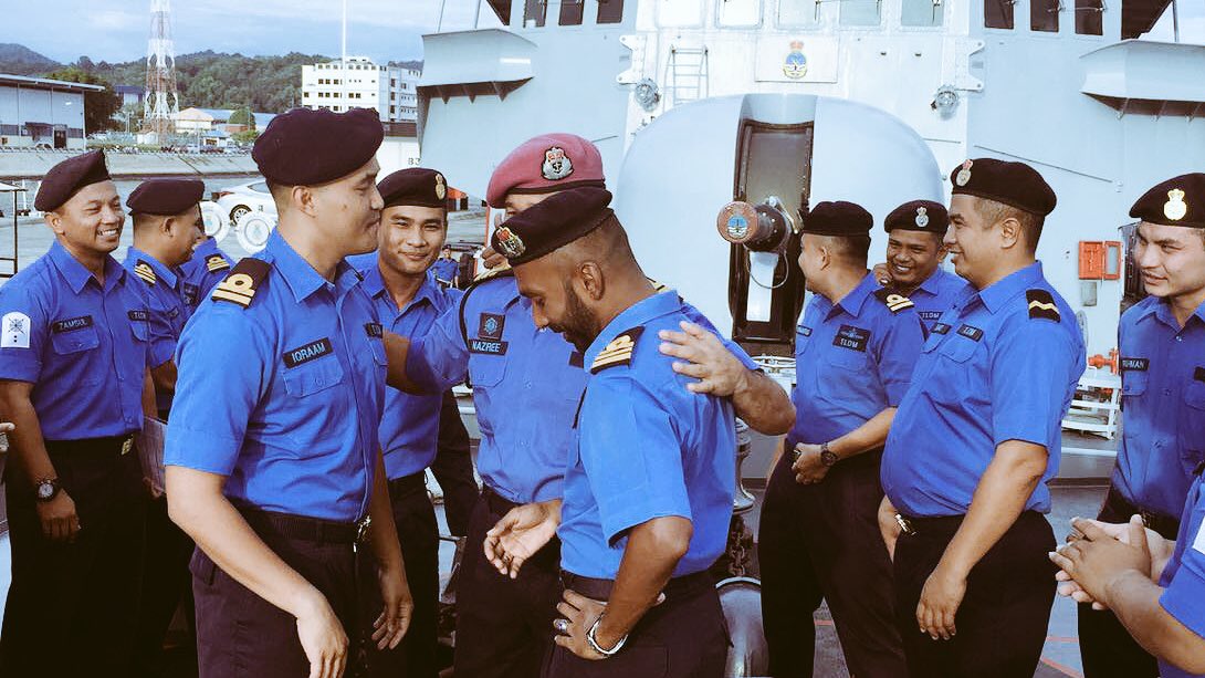 TUN_JAMIL's tweet photo. XO &amp; NO Handing over process.  Wish best of luck to former XO &amp; NO at new place. Welcome onboard to our new XO &amp; NO. #24corvette #NavyPeople https://t.co/RcazlscgZh