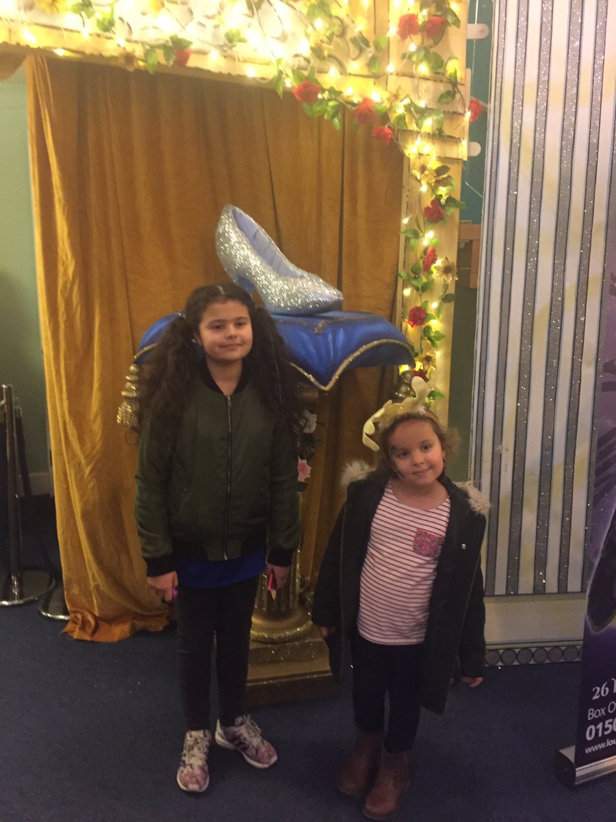 BooFlyBubbles's tweet photo. Having fun at #LTHPanto with the family, our annual Xmas outing :) https://t.co/qGKoOXBmlY