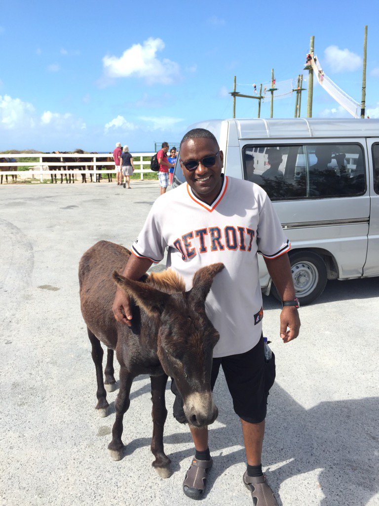 EIN1795's tweet photo. Hanging out with a friend in Grand Turk. https://t.co/8VUYKCDSM1