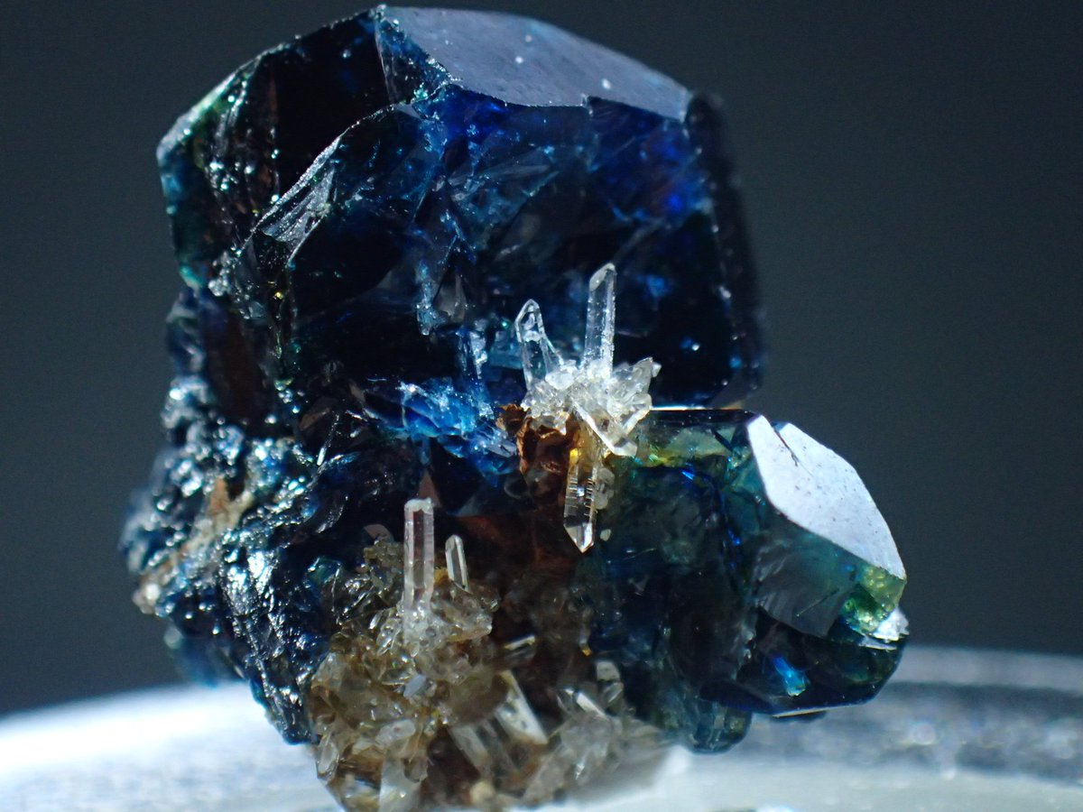 ナミセ Twitter પર 21日目 天藍石 初期コレクションより蔵出し 大きめの天藍石 の粒に乗る水晶の微細な結晶がかわいらしい 水晶がギラギラしてしまうのでplフィルターをつけて撮影したのだけど フィルターを回すと天藍石の多色性よくわかって楽しい 鉱物