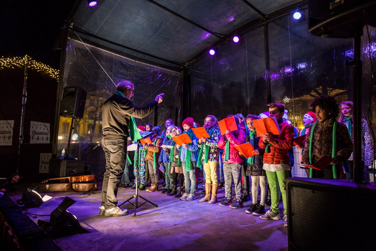 Het Kinderkoor van Basisschool De Vliermeent zong de sterren van de hemel gisteren <a href="/Christmas070/">Royal Christmas Fair</a> #museumkwartier070 bit.ly/2ifJmtM