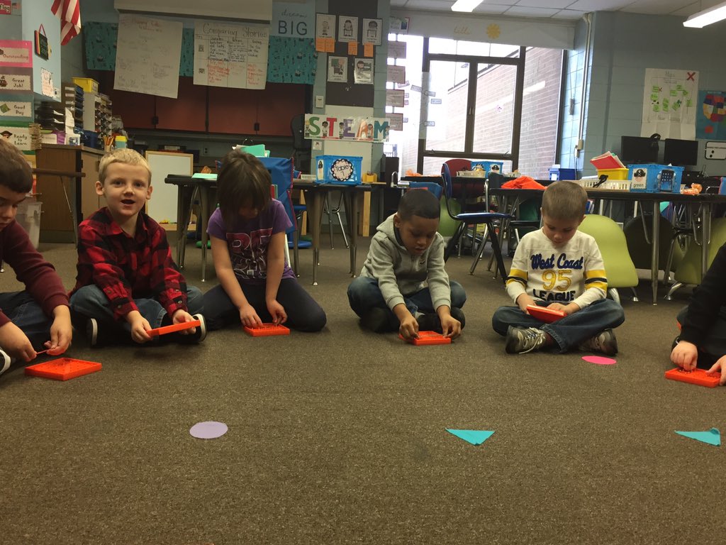 mrsbarrkinder's tweet photo. Shape exploration! @SMART_Tech #geoboards #mathvocab #attributes #comparisions https://t.co/Joba08dlCR