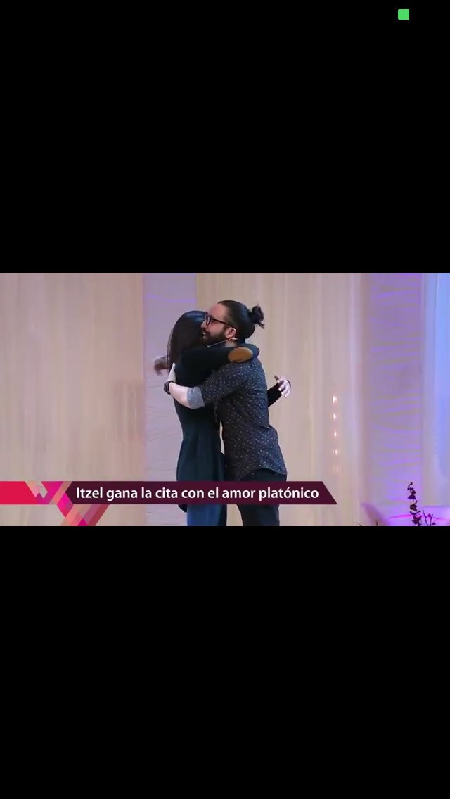 FansDelChicken's tweet photo. Hola #ChickenFans les paso unas fotos de @carloschicken en el programa de @EnamorandonosTV del 20/dic/16 (3) la ganadora Itzel https://t.co/qbuIeummEN