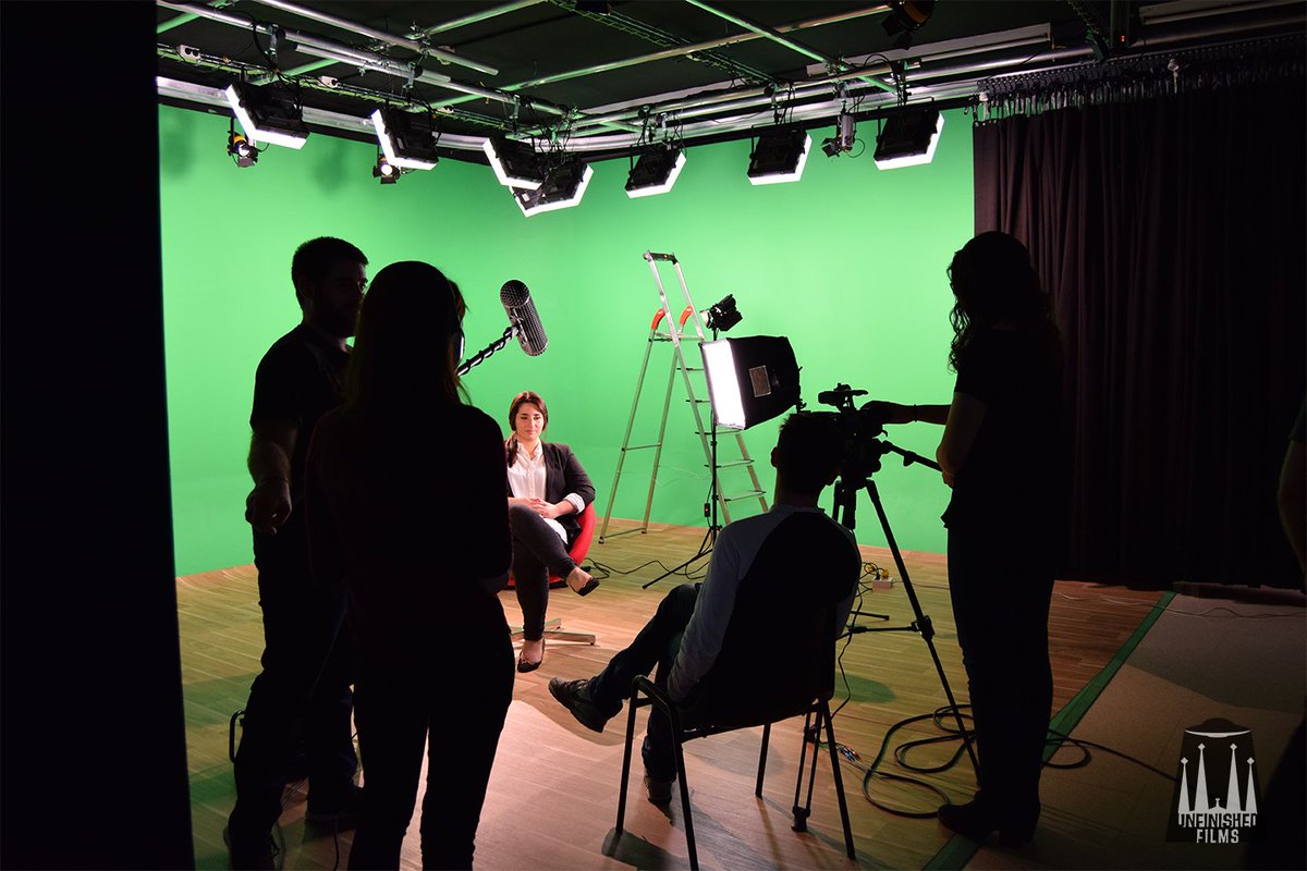 UnfinishedF's tweet photo. Seguimos con más fotos del rodaje de #UnTranvíaLlamadoAsesinato, esta vez en el plató de la @FBiD_UB #MakingOf #CódigoGaudí #UnfinishedFilms https://t.co/KWdQ4gcpWA