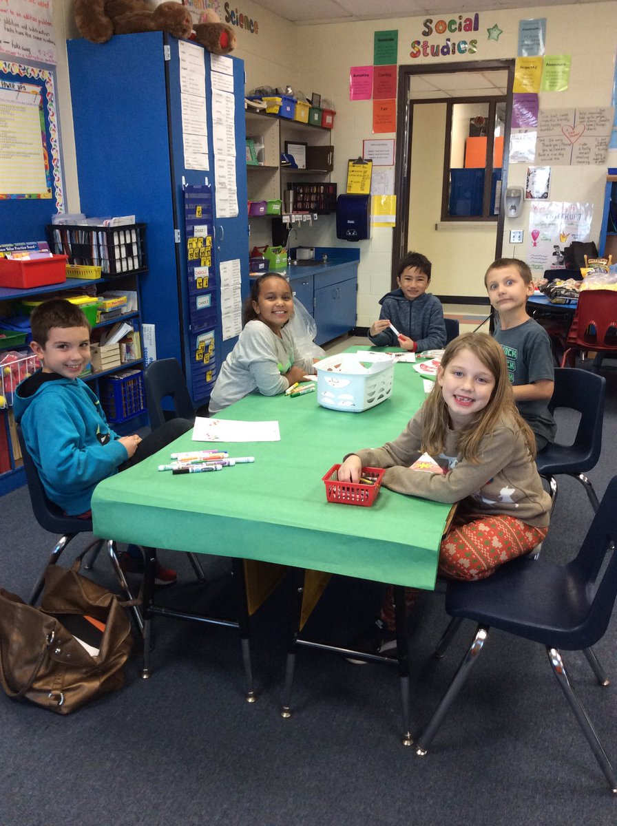 tonya_bottoms's tweet photo. Christmas Party fun with 2nd graders!
@HewittElem   #teamhewitt2016 https://t.co/8jo3hy7GoX