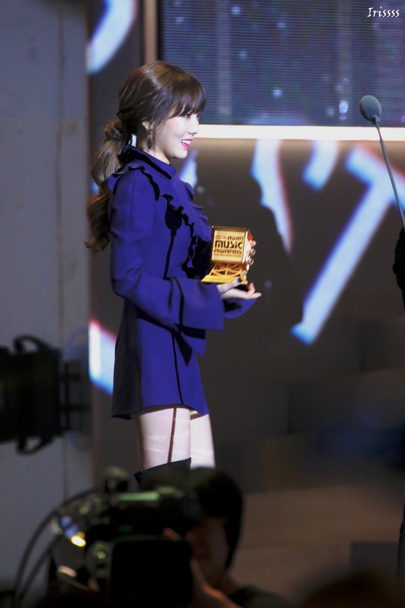 [PIC][01-12-2016]TaeYeon khởi hành đi Hồng Kông để tham dự "2016 Mnet Asian Music Awards" vào hôm nay  - Page 10 C0N7hpSUAAAgih2