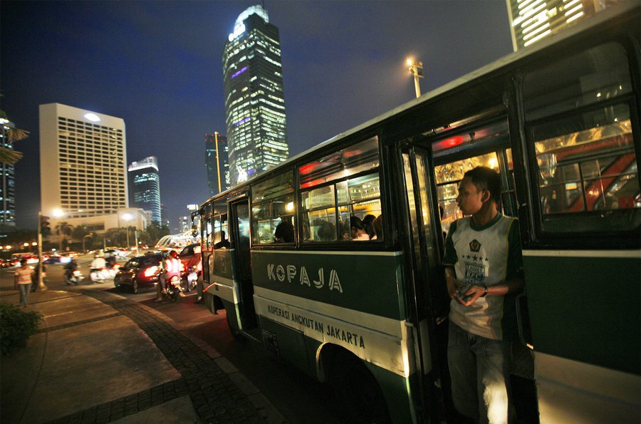 billboard's tweet photo. Artists react to viral Indonesian bus meme #OmTeloletOm https://t.co/J4e2wA8Xqd https://t.co/FsvtqmyO44