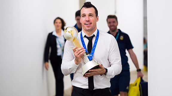 SebLarocca's tweet photo. Con @GiustozziDiego como DT, Argentina es campeón de América y del mundo con la mayor y de América con el Sub 20. Aún no renovó contrato... https://t.co/AYN8V0Rs0t