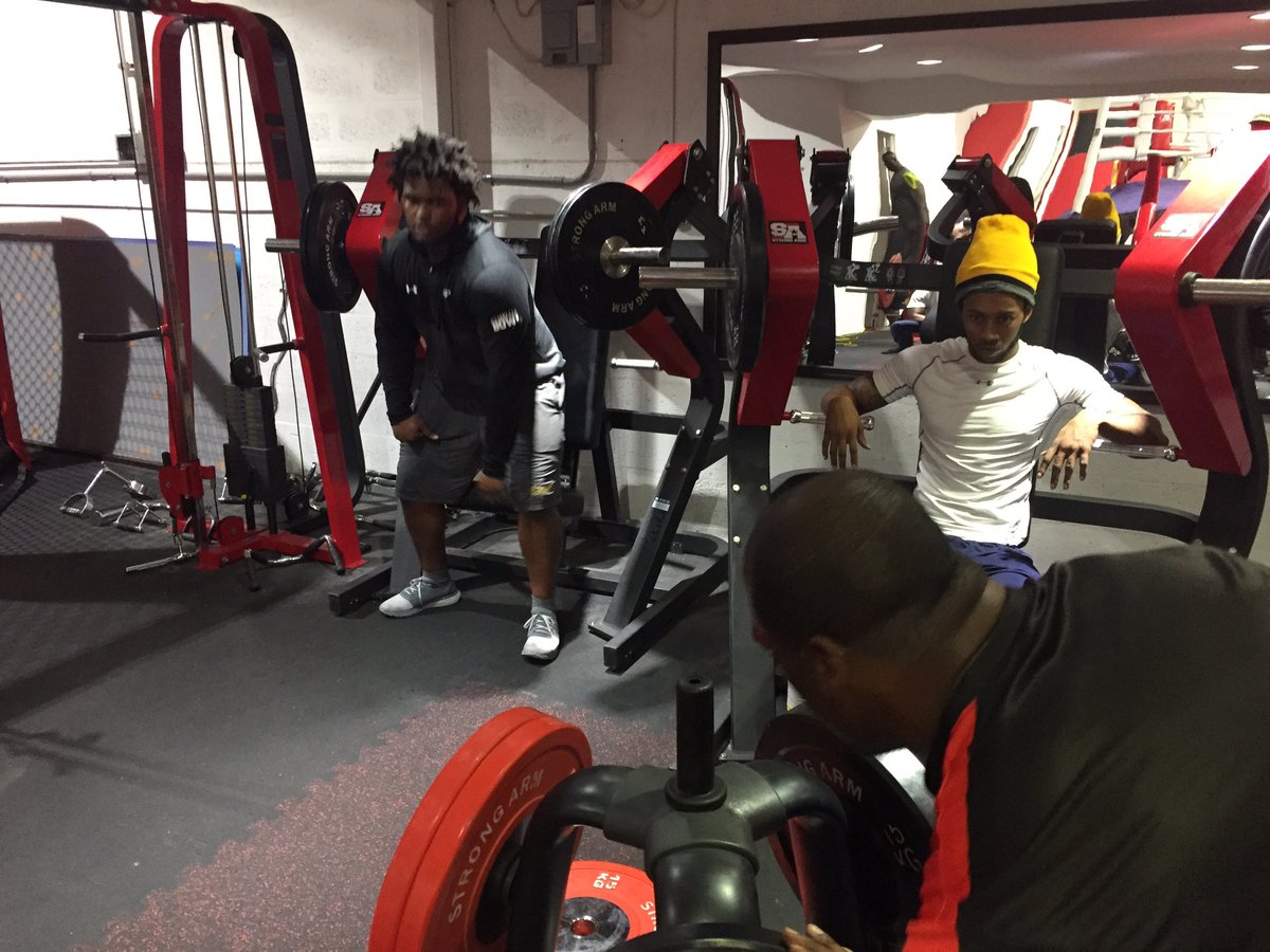 SA_Athletes's tweet photo. @Bubba_island @Kool7_ @ojay_51 @_Dbkiller @MyTimeToBall back home putting in work on holiday break #StrongArmAthletics #12/20 💪🏾💪🏾💪🏾💪🏾💪🏾 https://t.co/QNaPLcEfQZ