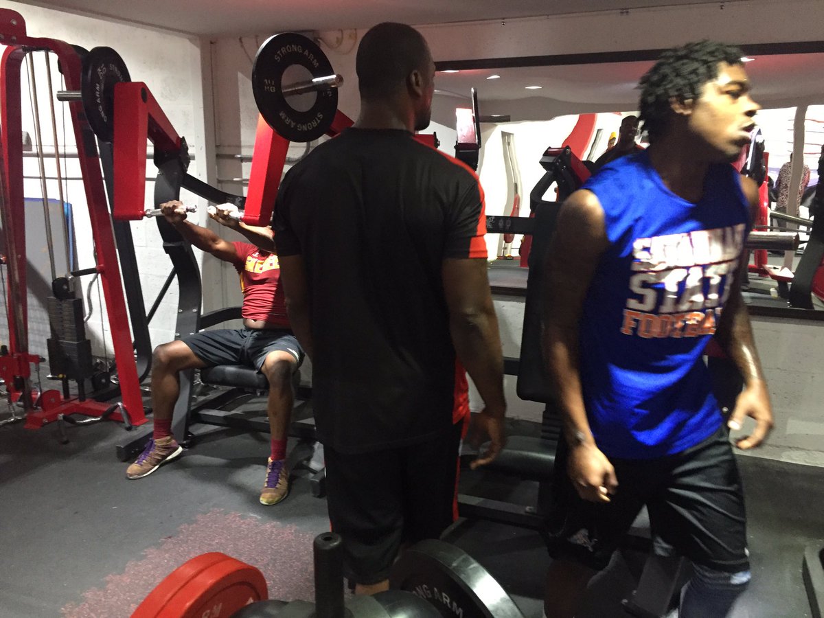 SA_Athletes's tweet photo. @Bubba_island @Kool7_ @ojay_51 @_Dbkiller @MyTimeToBall back home putting in work on holiday break #StrongArmAthletics #12/20 💪🏾💪🏾💪🏾💪🏾💪🏾 https://t.co/QNaPLcEfQZ