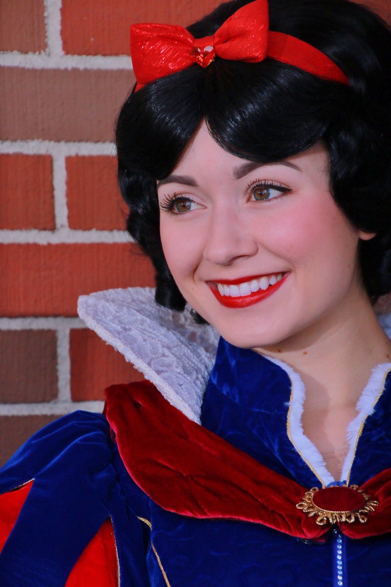 Cocochan 世界で1番大好きな白雪姫 プリンセスの中でも白雪姫は特別 スクリーンデビュー日おめでとう 1937年から長い間ディズニーを支えて愛されてきたプリンセス アニメーションも大好きで英語でなら全部のセリフを1人全役できるの笑 白雪姫