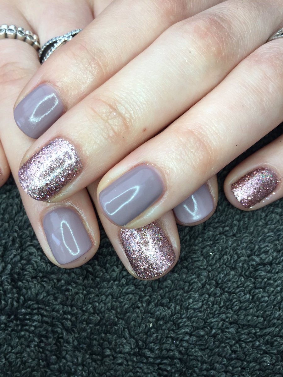 LauraJaneMitch's tweet photo. @ScratchMagazine #showscratch #scratchmagazine #newyearnails #newyearbling #gelish #magpieglitter #rosegold #neutral #grey #2017nails #nails https://t.co/7wPCKzw8qO
