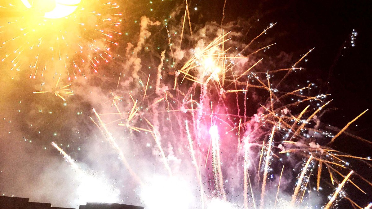 Livingitup_Scot's tweet photo. Happy New Year Everyone! All of our best wishes for 2017. https://t.co/MZKV45yqQ0