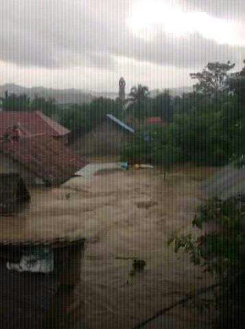 fm_prof's tweet photo. Duka yang mendalam atas musibah Banjir Bandang yang melanda Bima. Kita berdoa musibah ini segera berlalu dan warga kembali aktivitas semula https://t.co/S8d9T7Y2R5