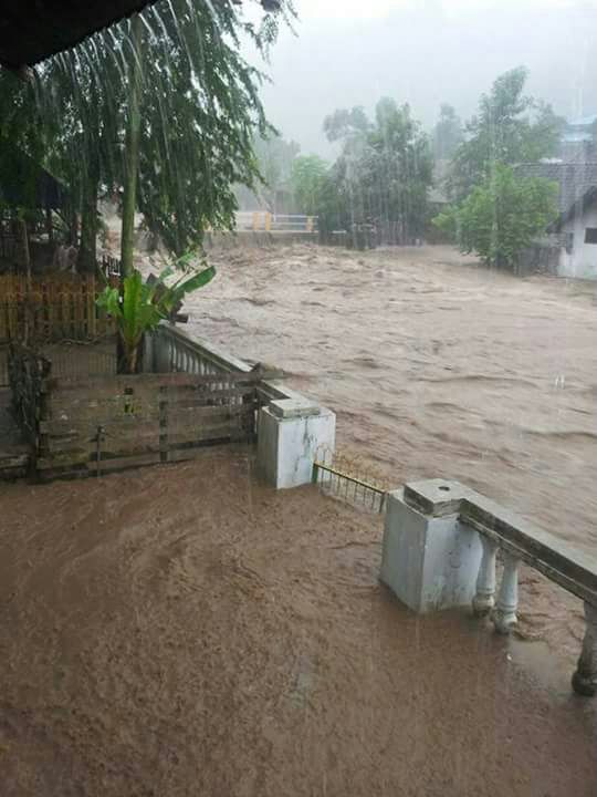 fm_prof's tweet photo. Duka yang mendalam atas musibah Banjir Bandang yang melanda Bima. Kita berdoa musibah ini segera berlalu dan warga kembali aktivitas semula https://t.co/S8d9T7Y2R5